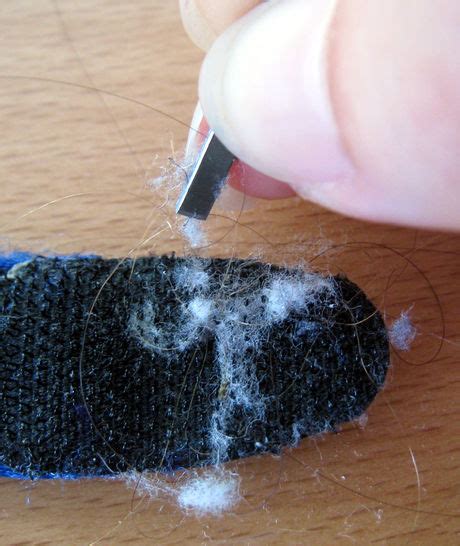 illustrazione di come pulire il velcro e cucirlo