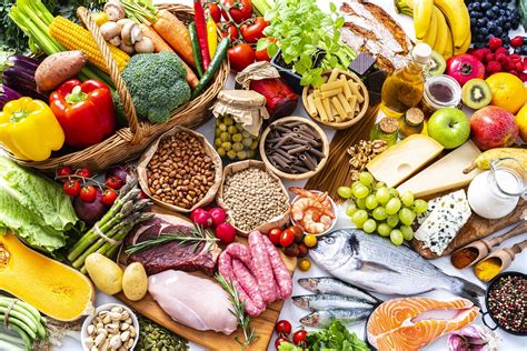 Tavola con diversi alimenti adatti all'autosvezzamento