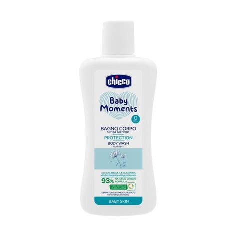 flacone di bagnoschiuma Chicco Baby Moments accanto a spugna naturale e asciugamani