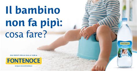 Un bambino che impara a fare la pipì in piedi