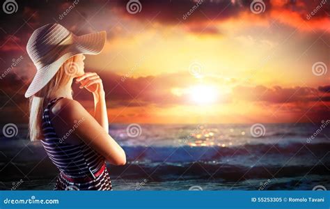 Donna in dolce attesa che guarda il tramonto