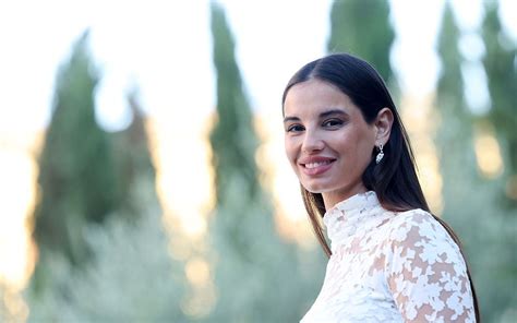 Manina di Amelia Smeralda in un post su Instagram