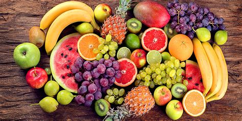 Tavola con diversi tipi di frutta e verdura adatti allo svezzamento