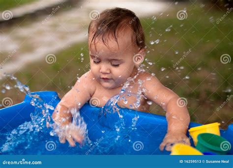 Bambino che gioca in acqua con pannolino acquatico