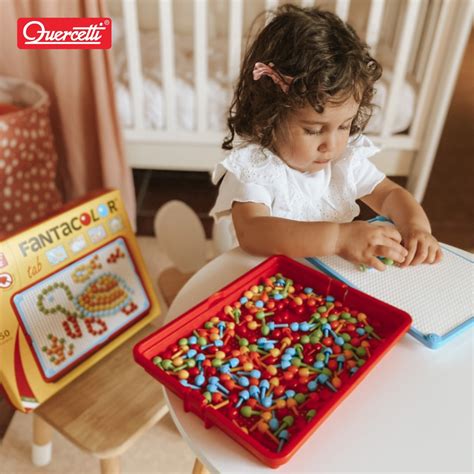 Bambino che gioca con i chiodini Quercetti