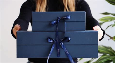 Confronto tra esperienza d'acquisto personalizzata digitale e artigianale