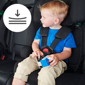 Bambino facilmente posizionato nel seggiolino auto grazie alle cinture easy-in
