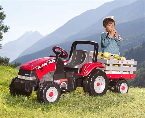 Peg Perego Maxi Diesel Tractor con rimorchio in azione in un giardino