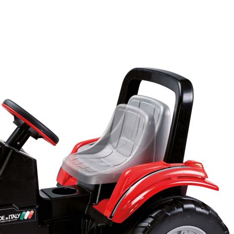 Dettaglio della doppia regolazione del sedile e dei pedali del trattore giocattolo Peg Perego