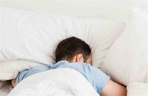 Persona che dorme profondamente sotto una coperta ponderata