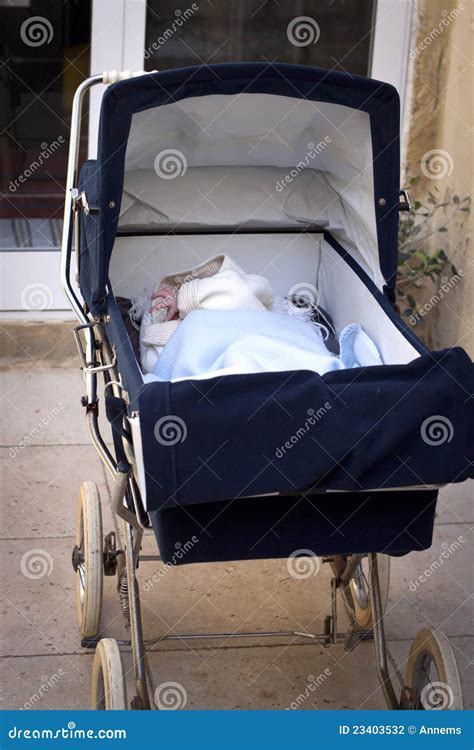 Bambino nella carrozzina