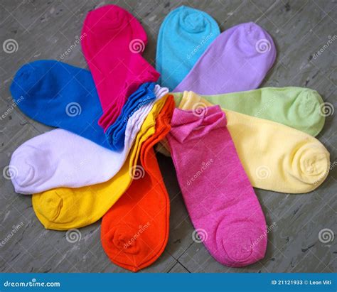 Bambino con calzini colorati