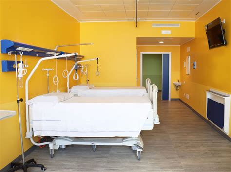 Schema di un ospedale con diverse aree: sala parto, nursery, sala visite