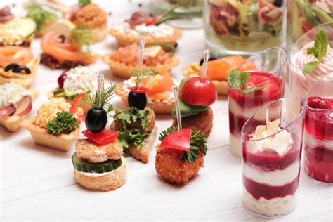 Un elegante buffet di finger food per un evento speciale