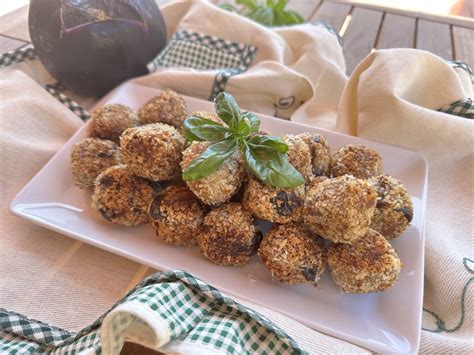 Un vassoio di polpettine di melanzane per il buffet