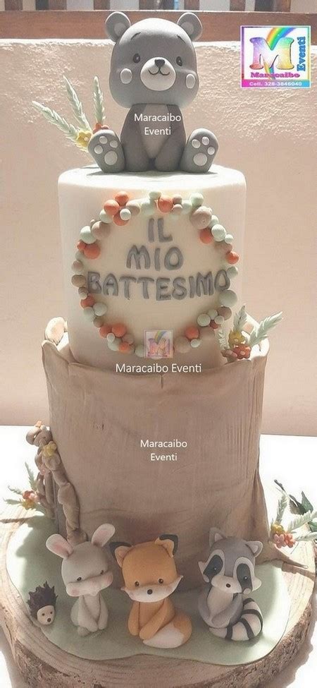 Una torta di battesimo personalizzata con decorazioni a tema neonatale