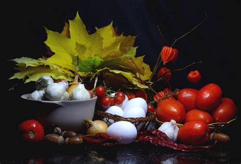 raccolto di pomodori e peperoni autunnali