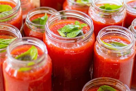 barattoli di conserva di bagnetto rosso fatti in casa