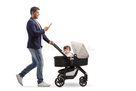 Genitore che chiude il passeggino con una mano