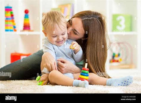 illustrazione stilizzata di un genitore che gioca con il viso del proprio bambino