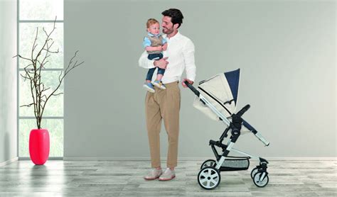 genitori felici con passeggino e accessori