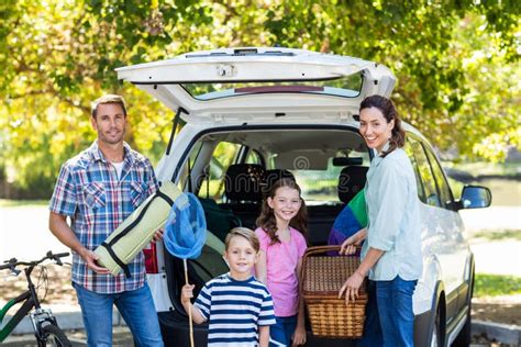 famiglia felice che prepara il camper per un viaggio
