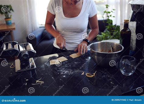 Donna dedita al giardinaggio o alla preparazione di un pasto tradizionale