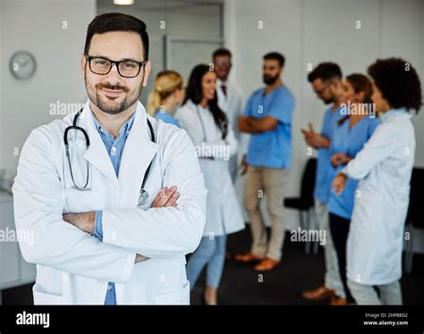 Ritratto di un medico specialista in riproduzione assistita.