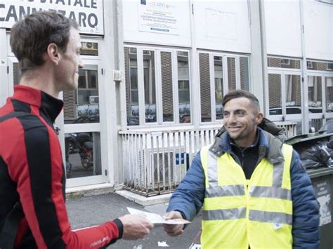 Gianluca Martone che distribuisce volantini davanti a un ospedale