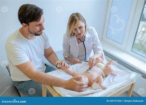 neonato visitato da un pediatra