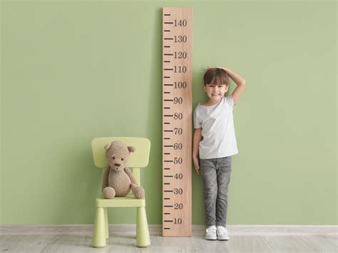 genitori che monitorano la crescita del bambino