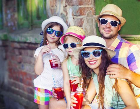 Famiglia in barca con cappelli e occhiali da sole