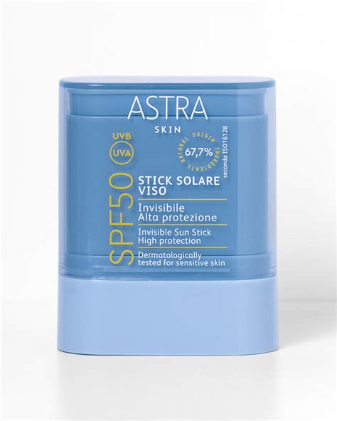 Donna applica stick solare sul viso