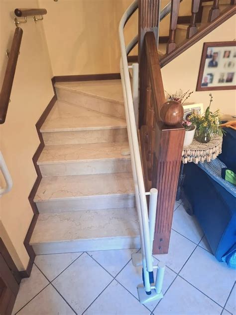 Montascale a poltrona su scala curva