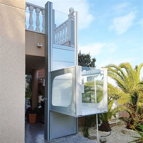 Installazione di un montascale a piattaforma all'esterno di un edificio