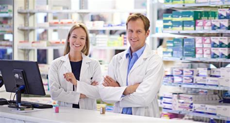 immagine di un farmacista che fornisce consulenza professionale