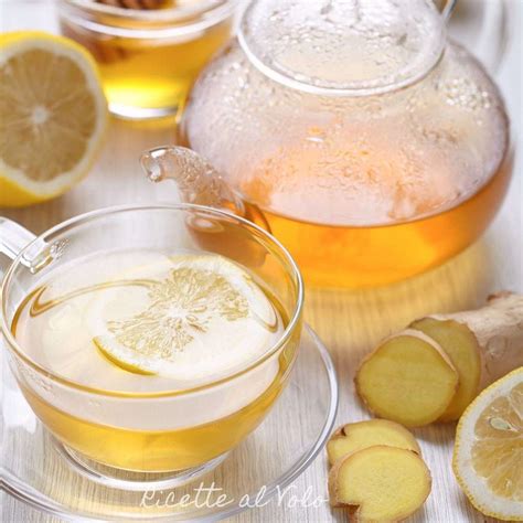 Tisana allo zenzero e limone in tazza trasparente