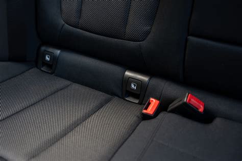 Dettaglio sistema di ancoraggio ISOFIX su sedile auto