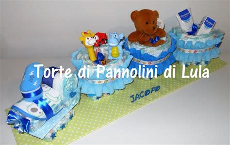 Esempio di torta di pannolini a forma di trenino azzurro per maschietti