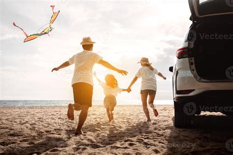 famiglia in viaggio in auto