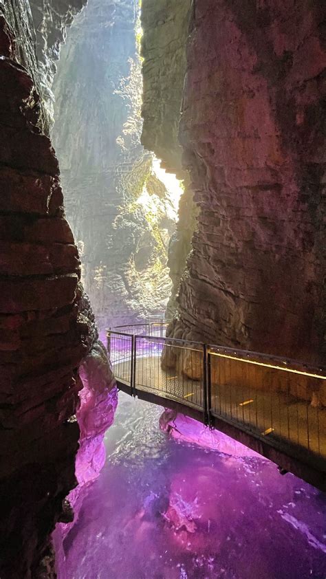 Veduta panoramica dell'ingresso al parco della Cascata del Varone immerso nella vegetazione