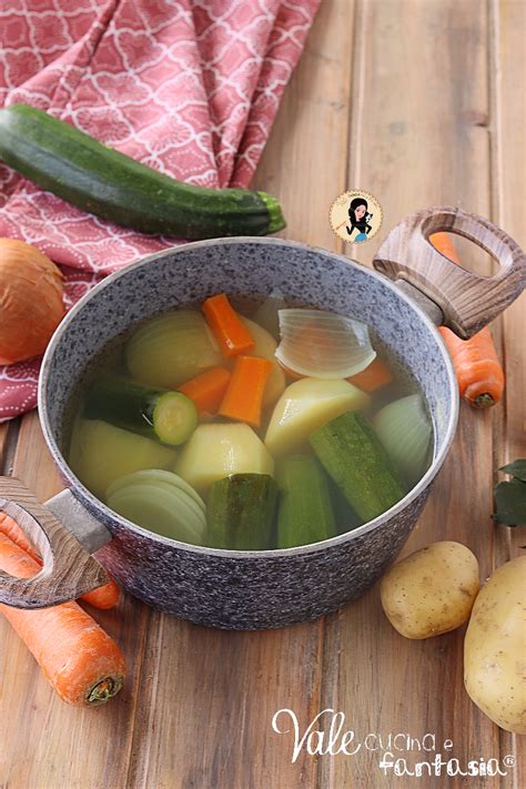 Brodo di verdure biologico con ingredienti freschi
