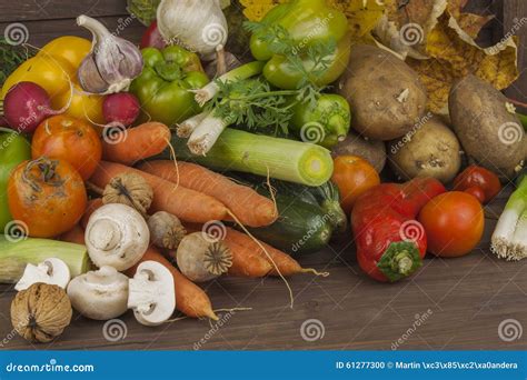 Vari tipi di verdure fresche per un brodo salutare