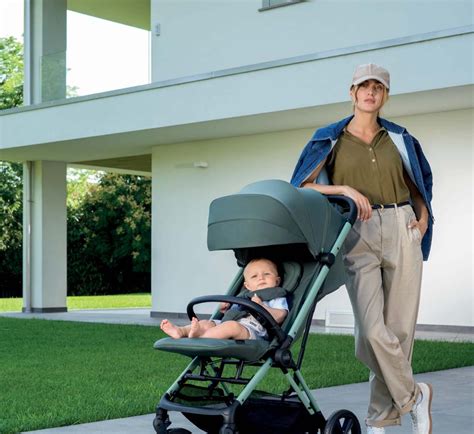 Passeggini leggeri con bambini di diverse età