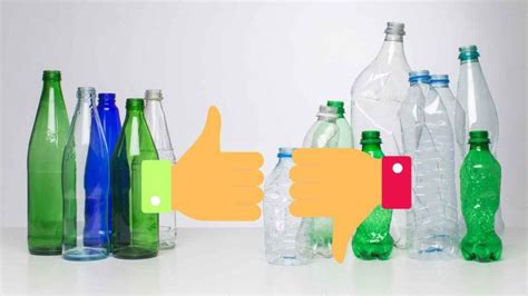 Bottiglie d'acqua in plastica e vetro