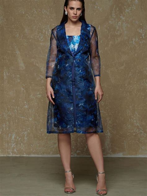 Mamma elegante con abito da cocktail