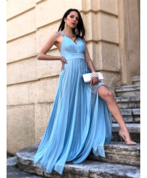 Vestito lungo in azzurro per l'estate