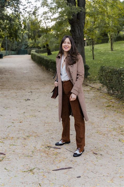 donna che indossa scarpe inglesine in camoscio con un outfit autunnale