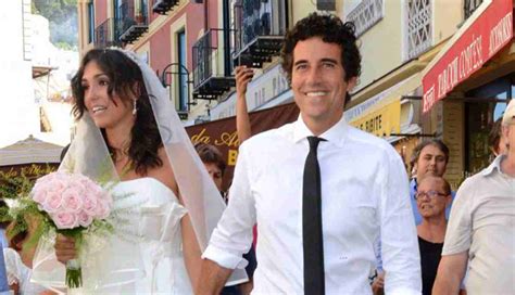 Caterina Balivo con la figlia Cora neonata e il marito Guido Maria Brera