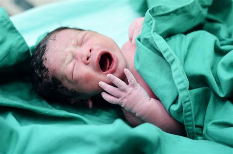 Neonato appena nato in acqua